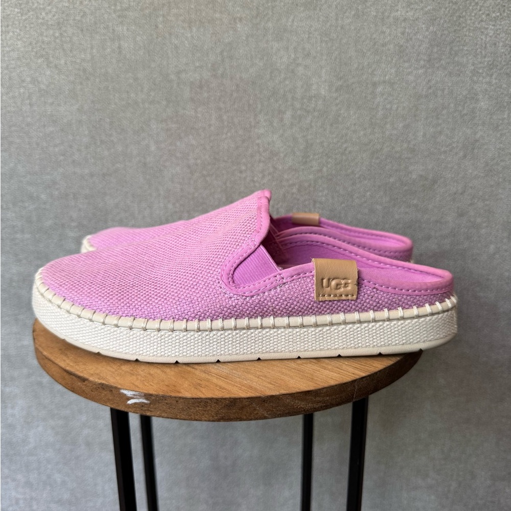 UGG Women's Delu Slide Flats Size 5.5